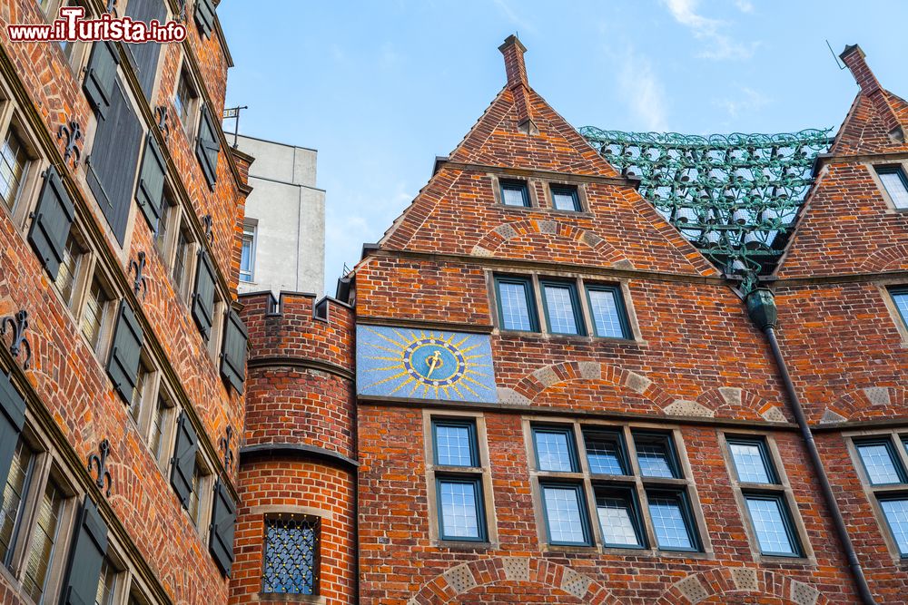 Immagine Glockenspiel House a Brema, Germania. Con le sue 30 campane di porcellana di Meissen, il carillon rintocca tre volte al giorno; pannelli in legno raffigurano marinai e aviatori che appaiono su un meccanismo rotante all'interno della torre.