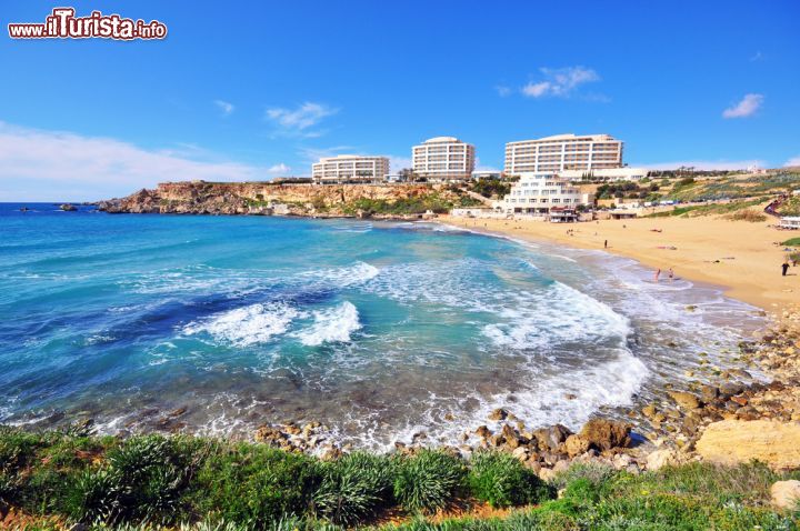 Immagine Golden Bay, la più famosa spiaggia di Malta. A pochi minuti dalla città di Mugiarro, nella parte occidentale dell'isola di Malta, si trova questa grande spiaggia dorata frequentata sia da giovani che da famiglie. Fra le più conosciute dell'isola, è apprezzata per gli splendidi scorci paesaggistici che offre fra cui i meravigliosi tramonti. La si può raggiungere facilmente sia con i mezzi pubblici che con quelli di trasporto personali - © Arseniy Krasnevsky / Shutterstock.com