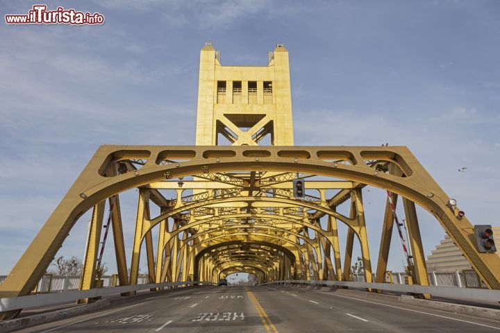 Immagine Golden Tower Bridge a Sacramento, California - Questo ponte che attraversa il fiume Sacramento e collega le due sponde della città è stato progettato inizialmente con una lunghezza di carreggiata e marciapiedi di 16 metri e torri alte 49 metri. Lo stile architettonico che lo contraddistingue è quello di un moderno ponte sollevatore che nel 1935 gli valse anche una menzione d'onore da parte dell'American Institute of Steel Construction © KENNY TONG / Shutterstock.com