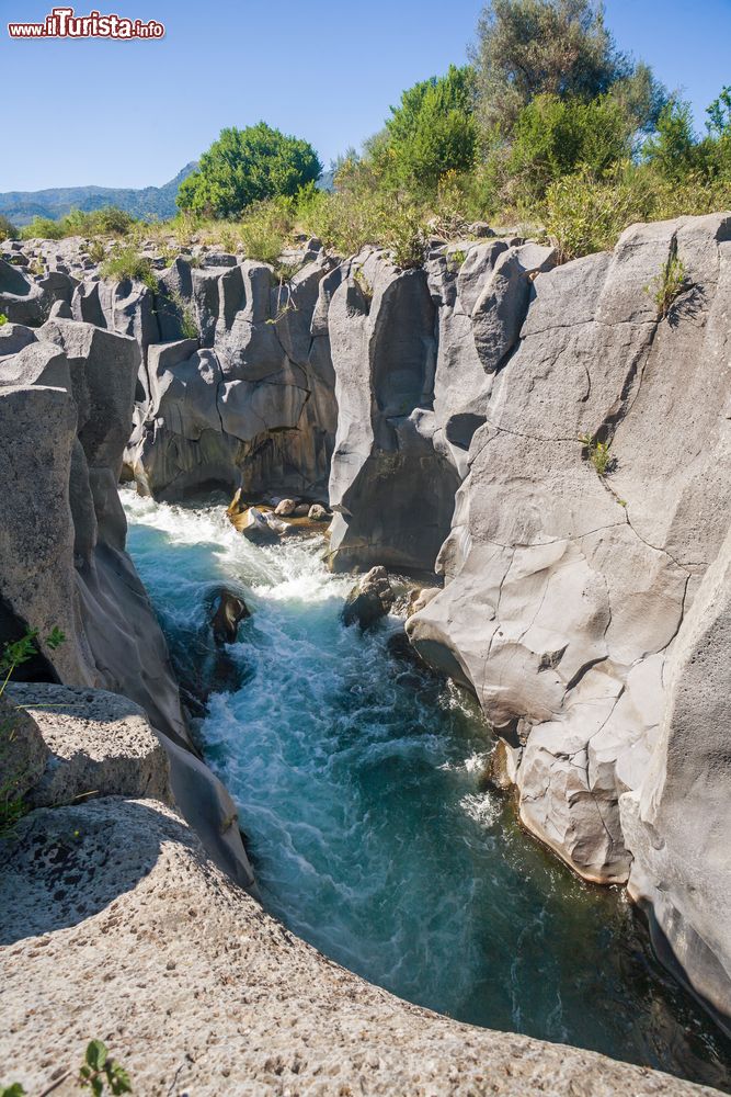 Immagine Gole dell'Alcantara nel Comune di Motta Camastra (Sicilia). Proprio nel territorio di questa località si trova la gola più imponente e famosa.