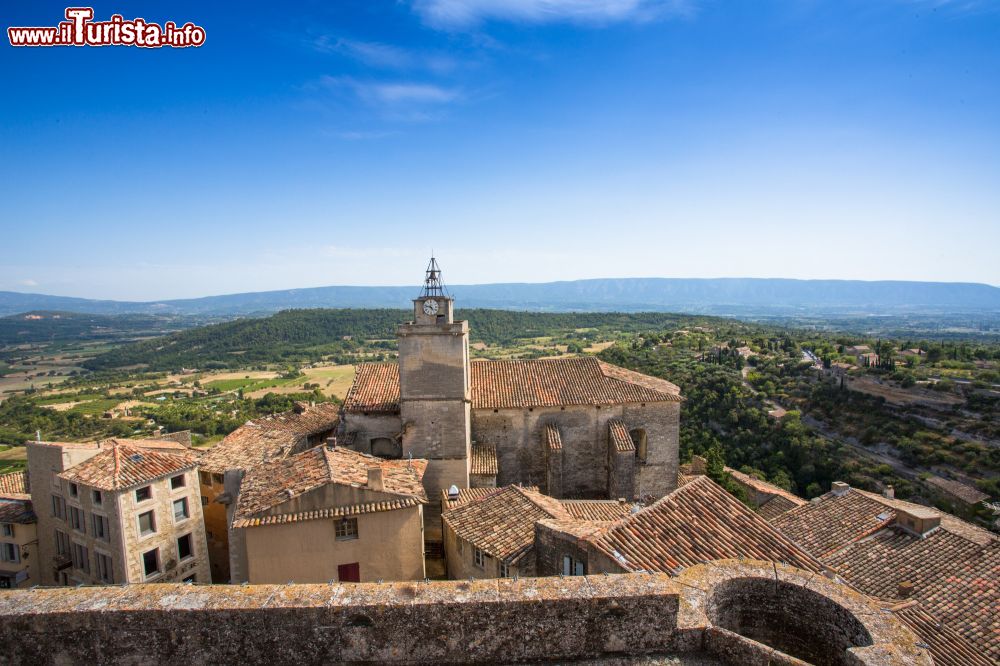 Immagine Gordes: vista del panorama sulla vallata e il massiccio del Luberon dalla torre nel piccolo borgo della Provenza (Francia) - foto © OTLMV Giraud