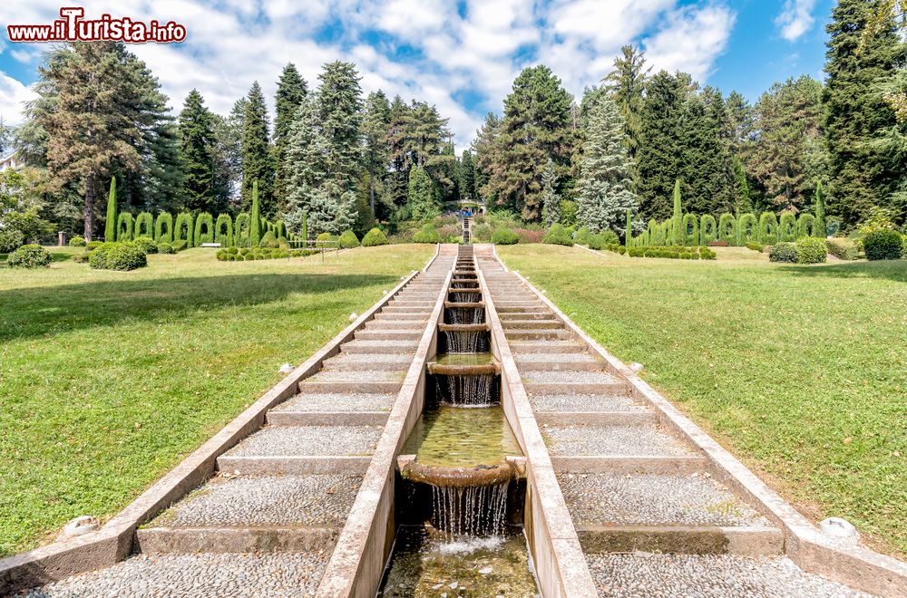 Immagine Gradinate e giochi d'acqua nel parco di Villa Toeplitz a Varese, Italia. 