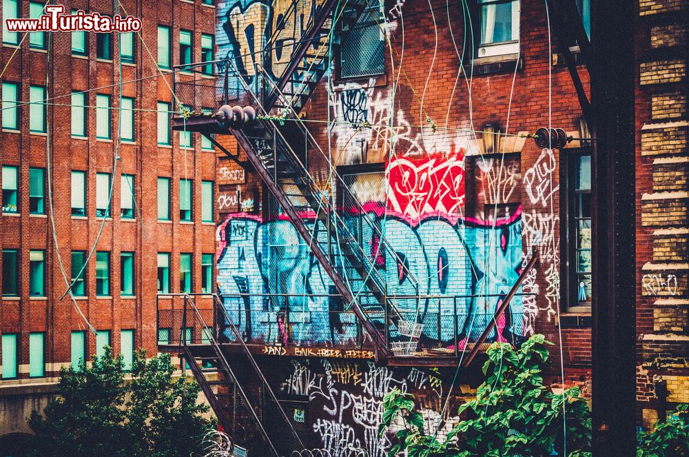 Immagine Graffiti su un edificio in mattoni visto da Reading Viaduct a Philadelphia, Pennsylvania.