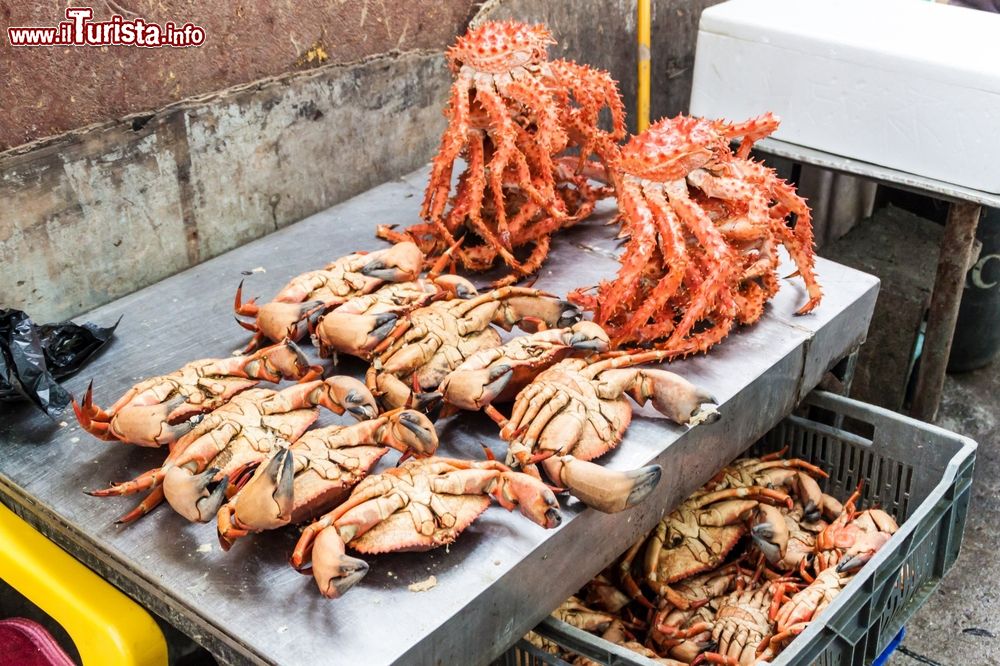 Immagine Granchi in una bancarella del mercato del pesce a Puerto Montt, Cile. Gli appassionati di gastronomia troveranno in questa località, porta d'accesso alla Patagonia cilena, prodotti del mare di ogni genere fra cui mitili da gustare freschi e affumicati.