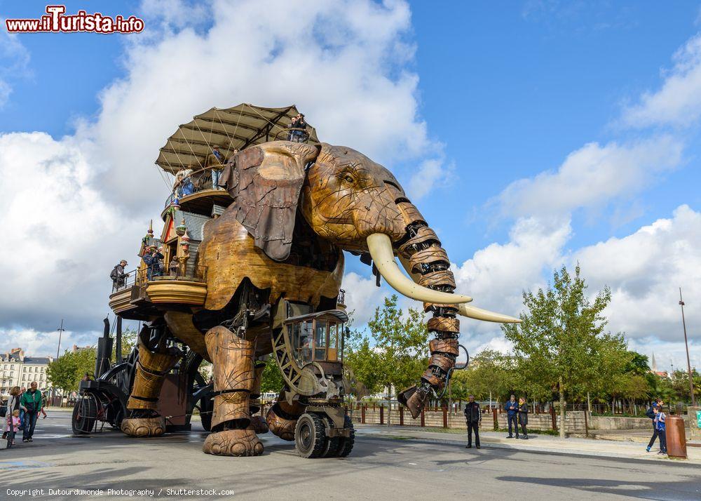 Immagine Il Grande Elefante del parco Les machines de l'ile di Nantes, Francia. Questo parco divertimenti sorge sul sito di un antico cantiere navale: vi si incontrano elefanti meccanici, ragni giganti e meduse metalliche che portano a spasso i turisti - © Dutourdumonde Photography / Shutterstock.com