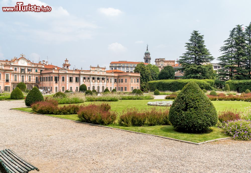 Immagine I grandi giardini di Palazzo Estense a Varese, Lombardia. Il parco è modellato a somiglianza di quello imperiale di Schonbrunn, nei pressi di Vienna.
