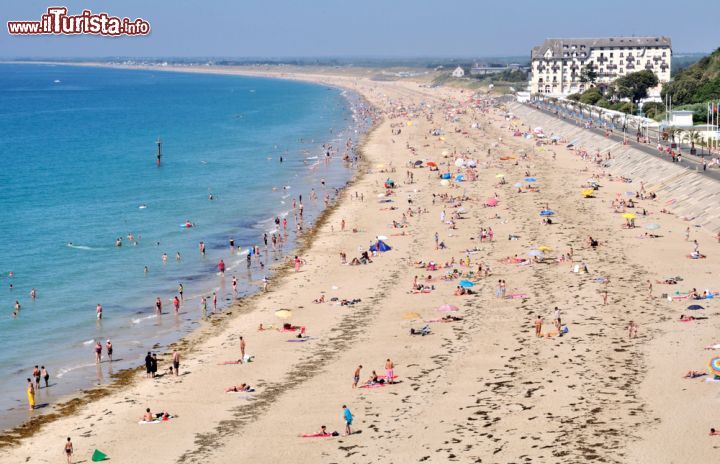 Immagine La spiaggia di Donville-les-Bains è molto frequentata in estate. Si trova immediatamente a nord del centro di Granville - foto © gdela / Shutterstock.com