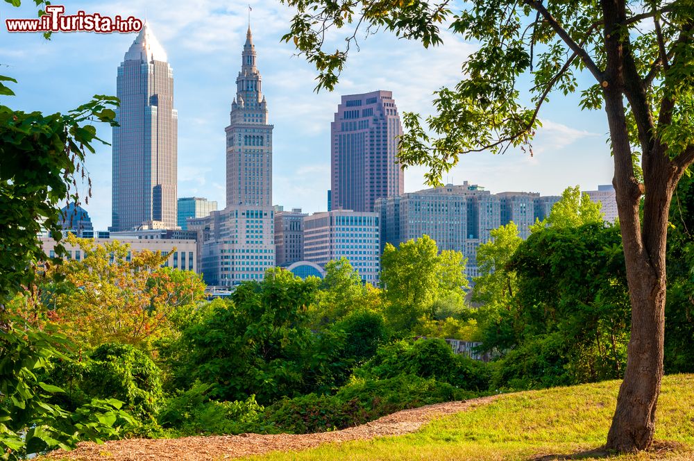 Immagine Grattacieli di Cleveland, stato dell'Ohio, Stati Uniti d'America, visti da un parco cittadino con la luce del mattino.