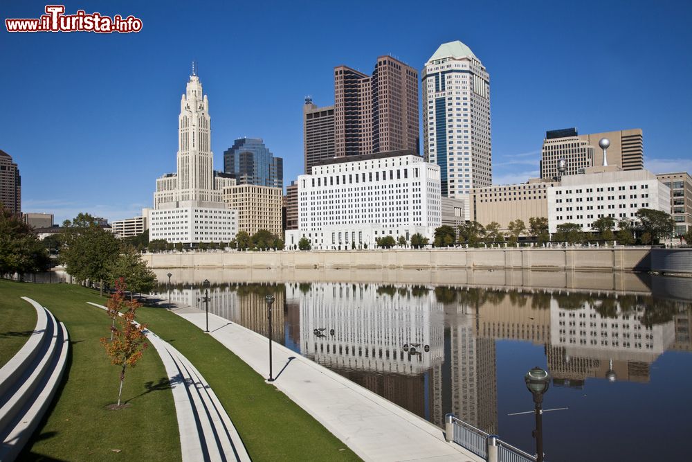 Immagine Grattacieli e palazzi di Columbus riflessi nel fiume Scioto, Ohio (USA).