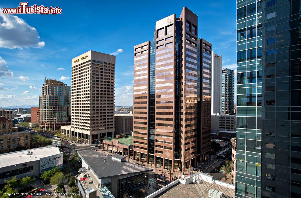 Immagine Grattacieli visti dal CityScape Phoenix all'angolo di Washington & Central, Arizona (USA). Washington St. & Central Ave. sono il cuore del centro di Phoenix - © Mark Skalny / Shutterstock.com