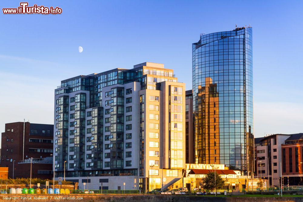 Immagine Grattacielo di Riverpoint a Limerick, Irlanda. Architettura moderna per questo edificio che con i suoi 59,2 metri e i 15 piani è il quarto più alto d'Irlanda - © Patryk Kosmider / Shutterstock.com