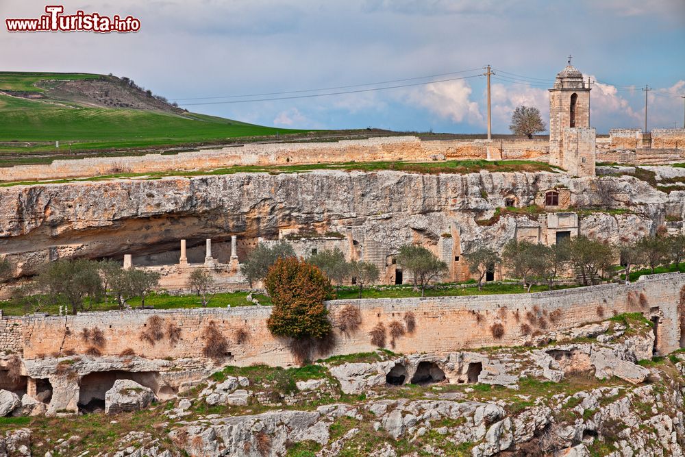 Immagine Gravina in Puglia, Bari: l'antica chiesa rupestre della Madonna della Stella con le case scavate nella roccia.