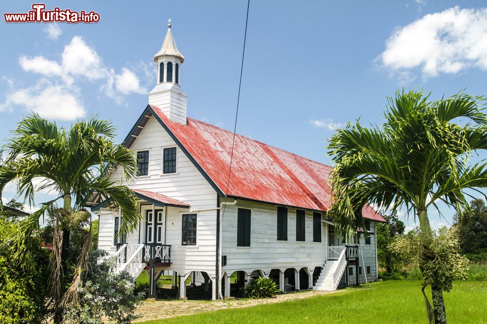 Immagine Una graziosa chiesetta in legno bianco nel villaggio di Nieuw Amsterdam nei pressi di Paramaribo, Suriname.