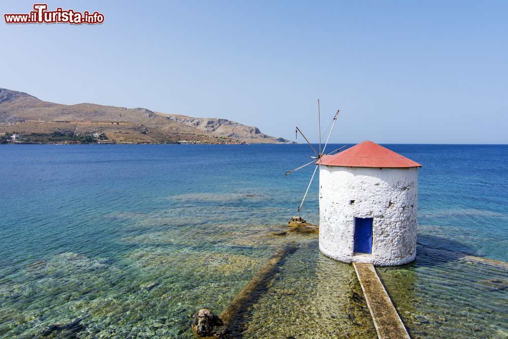 Immagine Un grazioso mulino a vento sul lungomare del villaggio di Agia Marina, isola di Lero, Grecia.