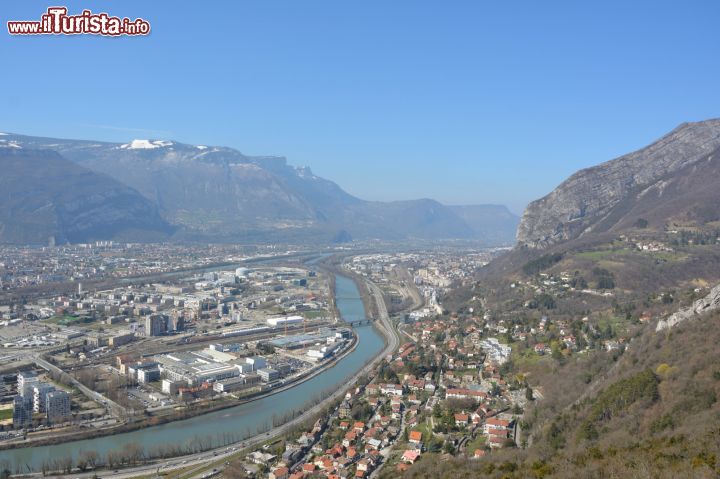 Immagine Grenoble dall'alto (Francia): nel centro, fra edifici storici e moderni, scorrono i fiumi Isère e Drac che i francesi chiamano il "serpente" e il "drago".