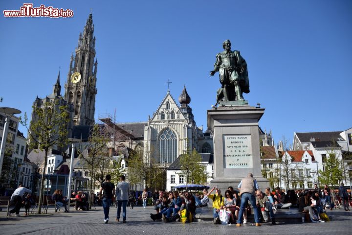 Immagine Groenplaats, Antwerp: la statua di Peter Paul Rubens è il fulcro della piazza, mentre sullo sfondo domina il campanile della Onze-Lieve-Vrouwekathedraal.