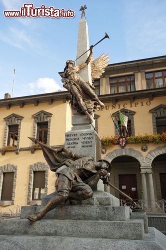 Immagine Il Monumento ai caduti e il Municipio di Grosio in Valtellina -  © Pro Logo / www.grosio.eu