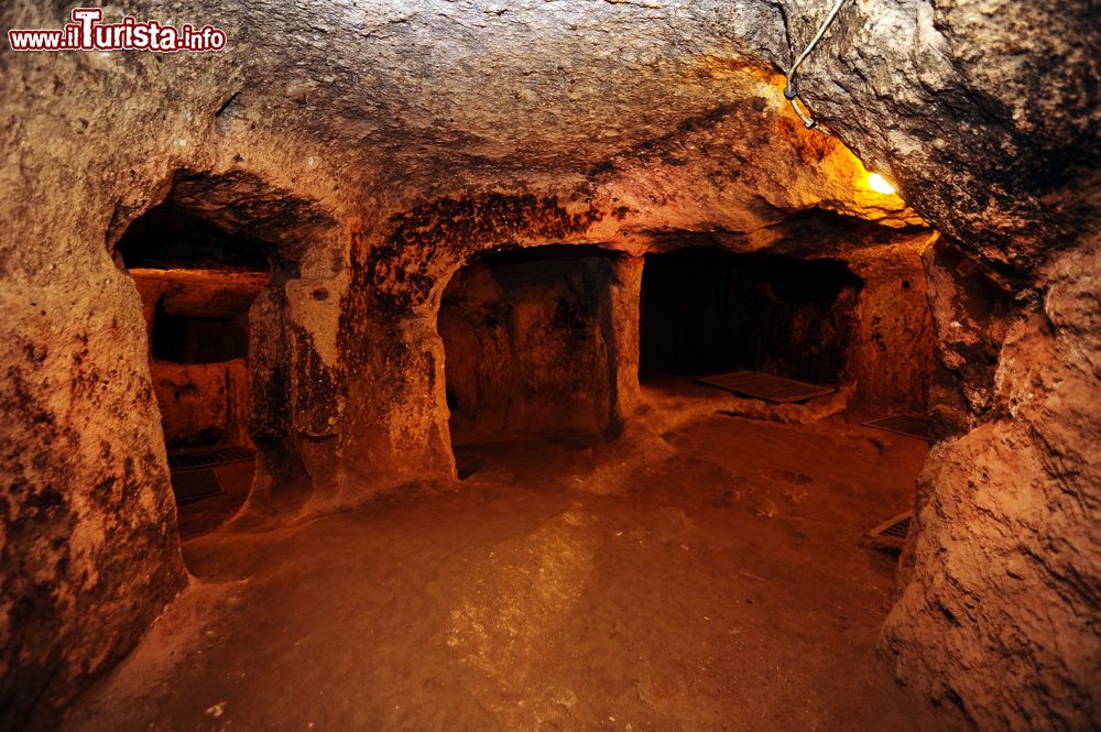 Immagine Grotte scavate nella roccia nei pressi di Nigde, Cappadocia, Turchia.