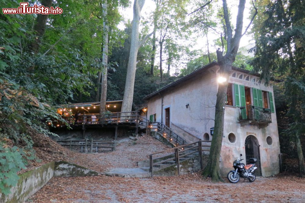 Immagine Grotto Morchino nel quartiere Pazzallo a Lugano, Svizzera. Immerso nel verde, questo grotto ticinese offre la tipica cucina del territorio.