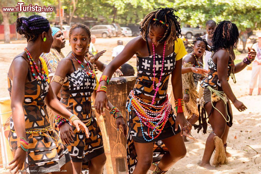 Immagine Un gruppo di donne angolane improvvisa un ballo con musica per le strade di Luanda. E' uno degli intrattenimenti principali in Africa  - © Anton_Ivanov / Shutterstock.com