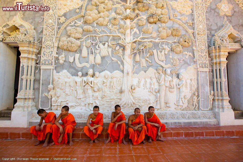Immagine Un gruppo di monaci novizi a Wat Monthon Wongsa, provincia di Lamphun, Thailandia - © Chirawan Thaiprasansap / Shutterstock.com