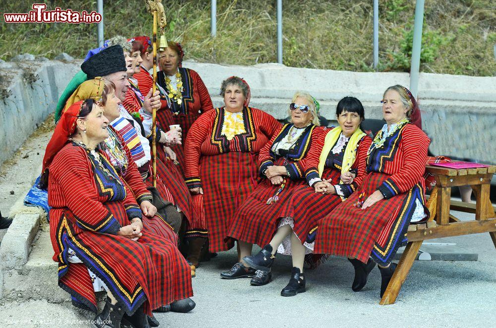 Immagine Gruppo folkloristico con i tradizionali costumi al Wonder Bridges di Chepelare, Bulgaria - © fritz16 / Shutterstock.com