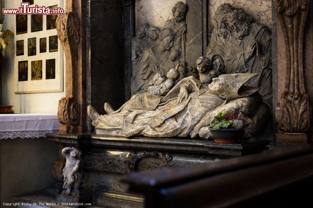 Immagine Gruppo scultoreo di St. Simpert nella basilica di Ulrico e Afra a Augusta, Germania - © Ricky Of The World / Shutterstock.com