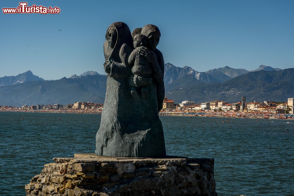 Immagine Gruppo scultoreo sul lungomare di Viareggio, Toscana.