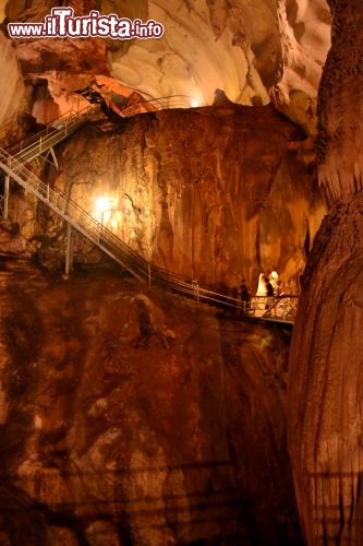 Immagine Gua Tempurung, nello Stato del Perak, è la grotta più grande della Malesia peninsulare. La sua formazione risale a 400 milioni di anni fa e penetra per quasi 2 km all'interno della montagna, per un'altezza di 120 metri.