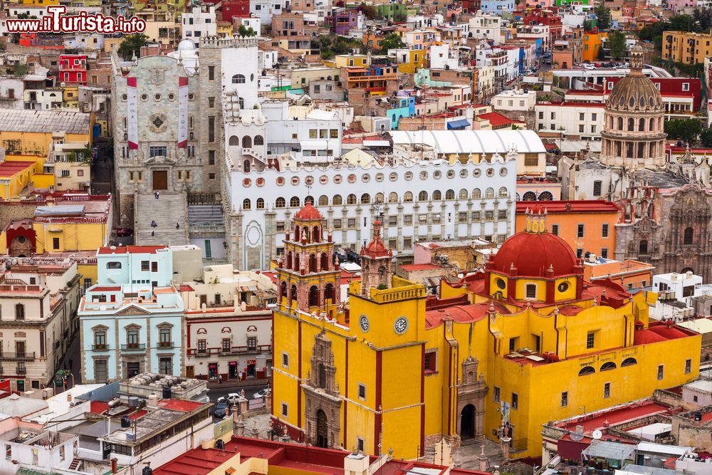 Immagine Guanajuato vista dall'alto, Messico. A spiccare è la basilica di Nostra Signora, chiesa barocca situata in Piazza della Pace: da notare la grande cupola, le due torri e la facciata color rosso e giallo pastello.