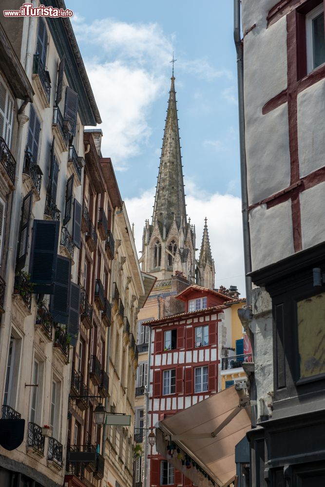 Immagine La guglia della cattedrale di Santa Maria di Bayonne vista da una stradina del centro storico (Francia).