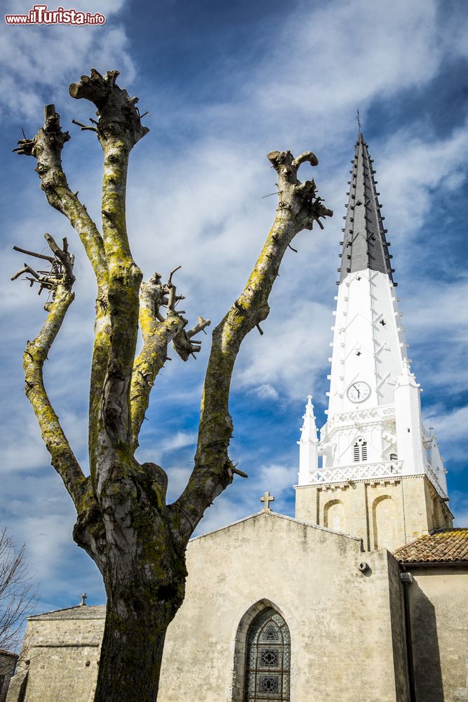 Immagine Il villaggio di Ars-en-Ré con la guglia della chiesa di Santo Stefano sull'isola di Ré, Francia.