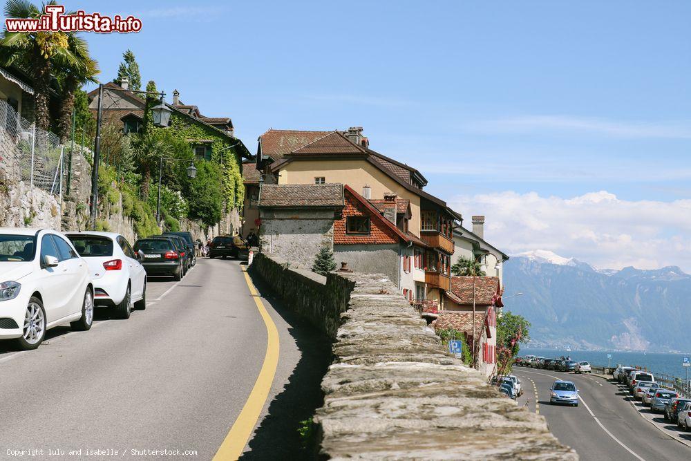 Immagine Guidando attraverso un villaggio nella regione di Lavaux, Svizzera, in una giornata di sole - © lulu and isabelle / Shutterstock.com