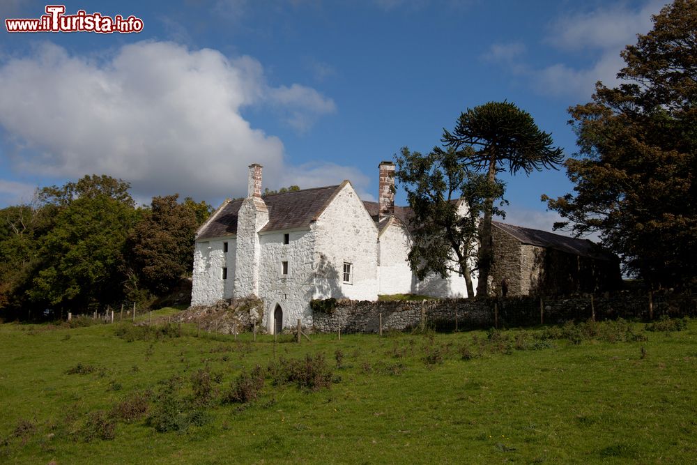 Immagine Hafoty Hall House sull'Isola di Anglesey, Galles, UK. Una suggestiva veduta di questa antica dimora medievale situata nel cuore di Anglesey.