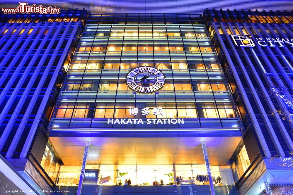 Immagine Hakata Station, una delle principali di Fukuoka, Giappone. Aperta nel 1889, venne spostata di 600 metri a nord del luogo in cui si trova attualmente nel 1963. Dal 1975 è il terminale del Sanyo Shinkansen - © Copycat37 / Shutterstock.com