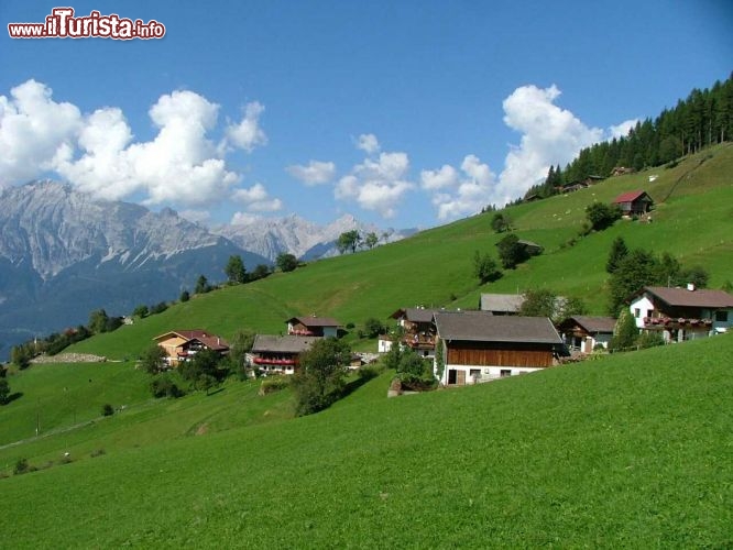 Immagine paesaggio tipico tirolese: ci troviamo tra le montagne nei pressi di Hall in Tirol - © Swarovski Kristallwelten