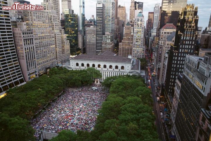 Immagine HBO Bryant Park Film Festival a New York City, Stati Uniti. Commedie, classici e film cult sono i protagonisti della rassegna di film che ogni lunedì sera, per l'intero periodo estivo, richiama migliaia e migliaia di persone a Bryant Park