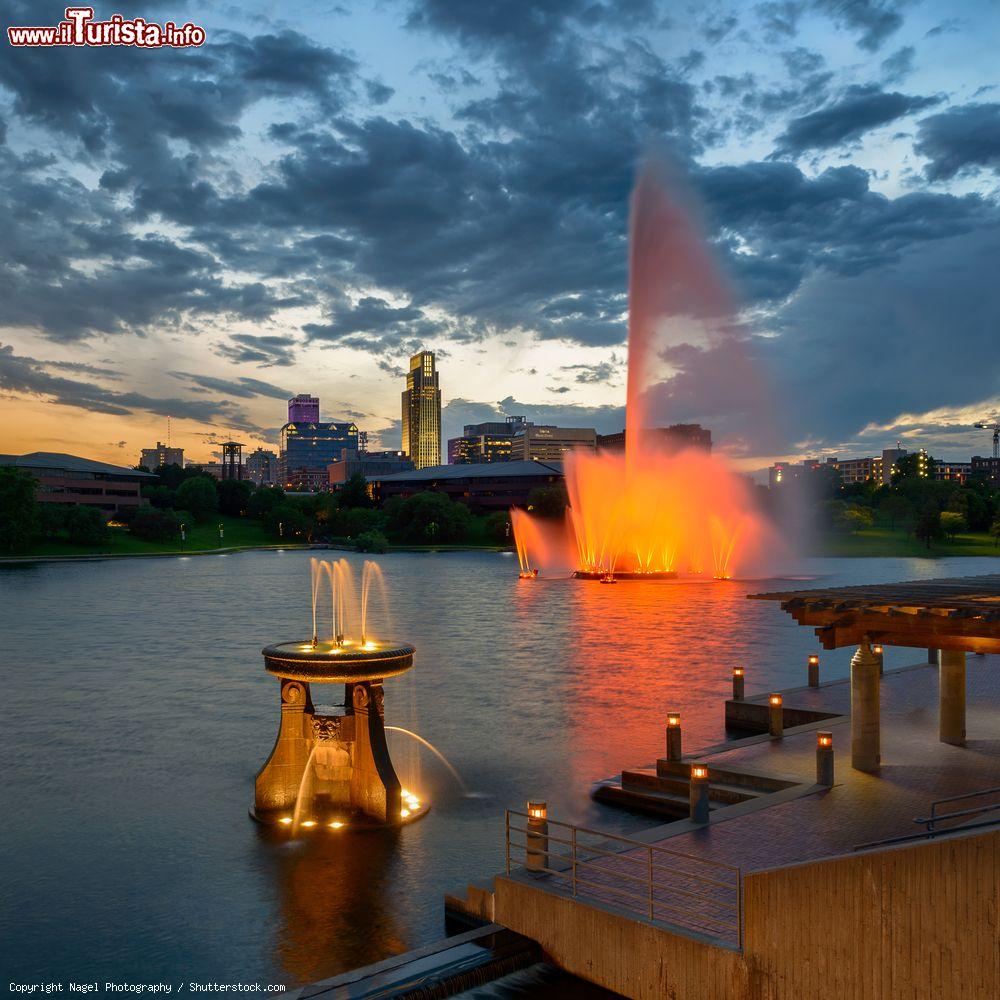 Immagine Heartland of America Park nella città di Omaha, Nebraska. Questo parco pubblico si trova al civico 800 di Douglas Street nel centro città fra l'Intersate 80 e il fiume Missouri. Si estende per circa 130 mila metri quadrati - © Nagel Photography / Shutterstock.com