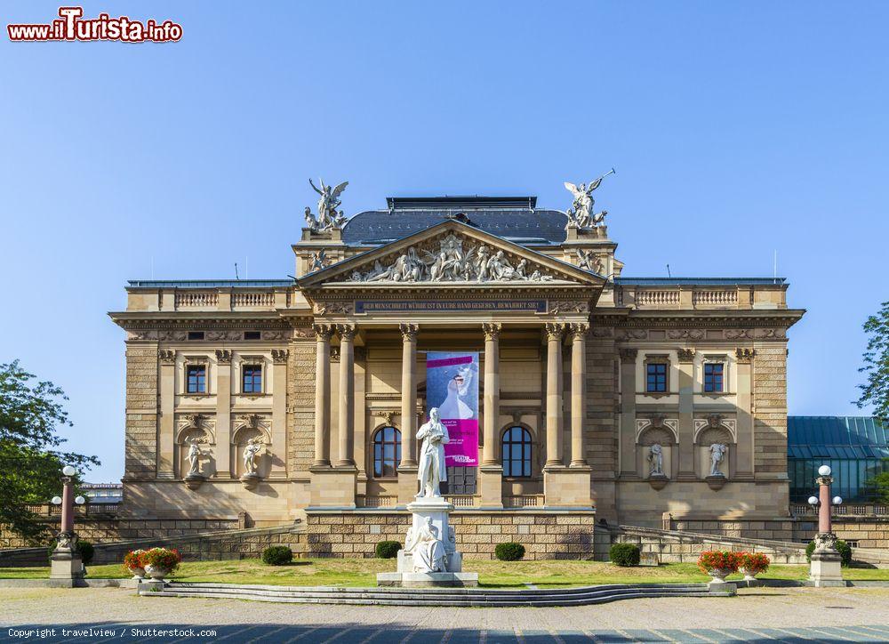 Immagine L'Hessisches Staatstheater a Wiesbaden, Germania. E' il principale teatro della città capoluogo dell'Assia, regione nel cuore della Germania, sulla sponda del Reno opposta a Magonza. Qui si portano in scena opere, balletti, musicals e concerti durante tutto l'anno - © travelview / Shutterstock.com