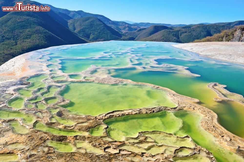 Immagine Il sito di Hierve el Agua, una serie di sorgenti minerali situate sulla cima di una montagna nei pressi della città di Oaxaca, Messico.

p { margin-bottom: 0.25cm; line-height: 115%; }a:link { }