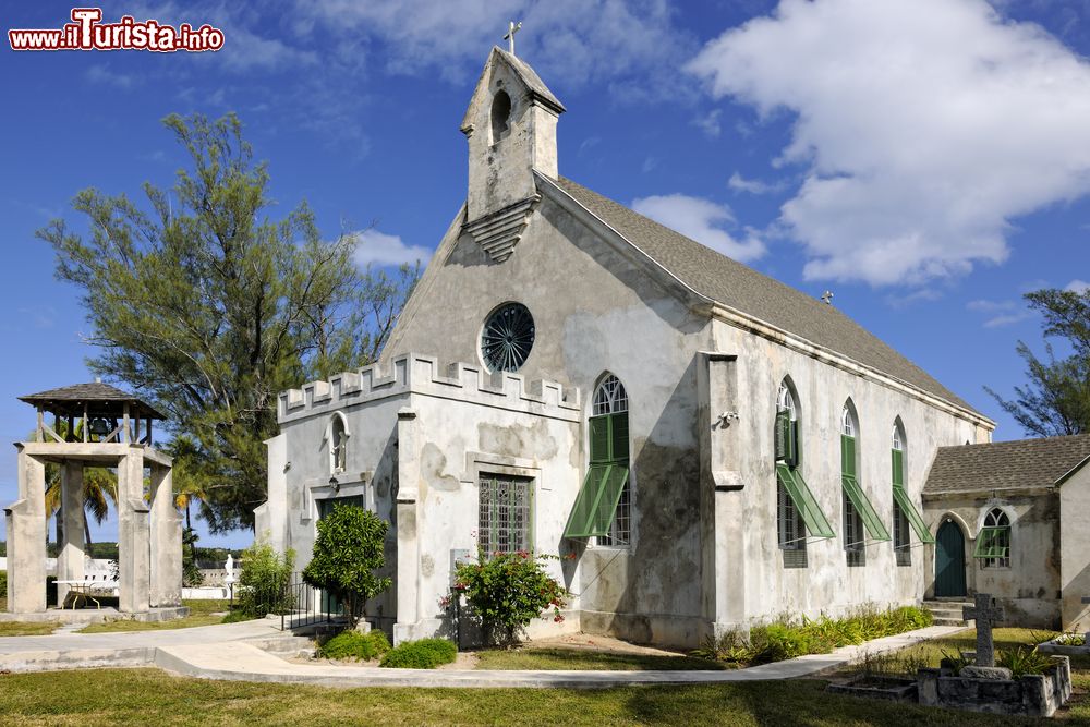 Immagine La chiesa anglicana di St. Patrick a Governor's Harbour, Eleuthera, Bahamas. L'edificio religioso, dalla facciata austera, è immerso nella natura rigogliosa di questo angolo di Caribe.