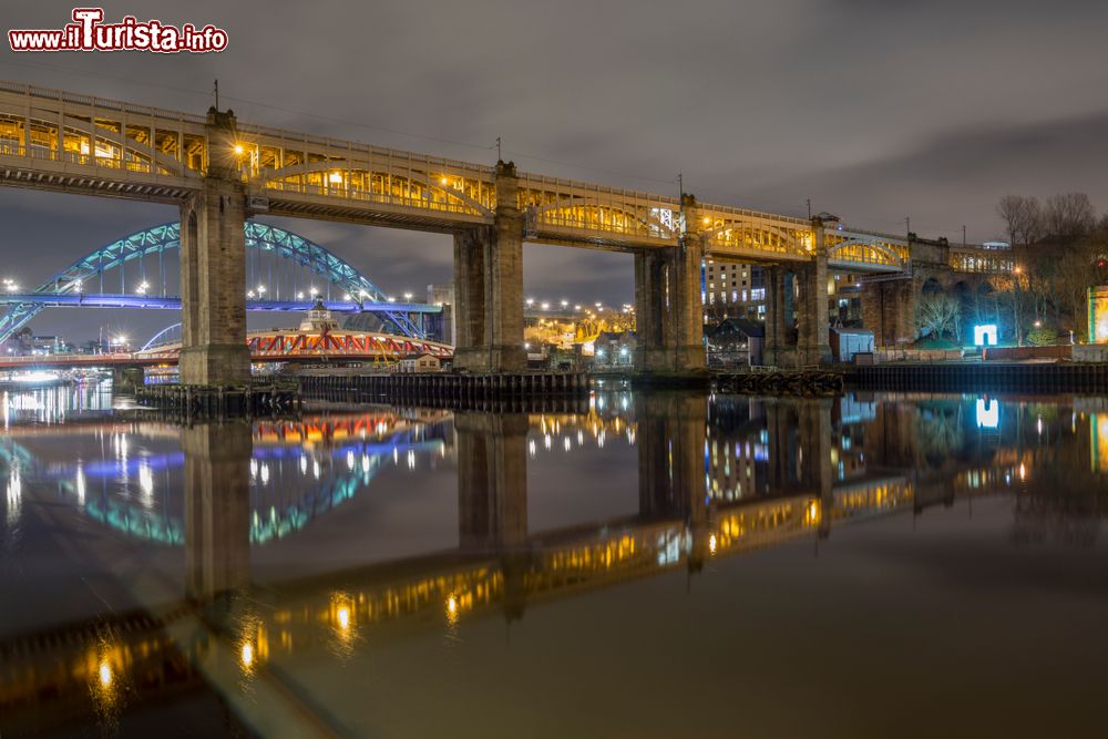 Immagine High Level Bridge by night a Newcastle upon Tyne, Inghilterra. Aperto al pubblico nel settembre 1849, si estende pe runa lunghezza di 408 metri raggiungendo i 26 metri di altezza. Sullo sfondo, lo Swing Bridge, ponte girevole sul fiume Tyne.