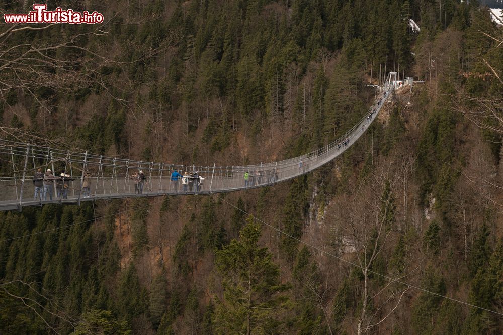 Immagine Highline 179, ponte pedonale sospeso a Reutte, Austria. Questa passerella sorretta da fili d'acciaio, larga poco più di 1 metro, è stata inaugurata nel 2014. E' costata circa 2 milioni di euro.