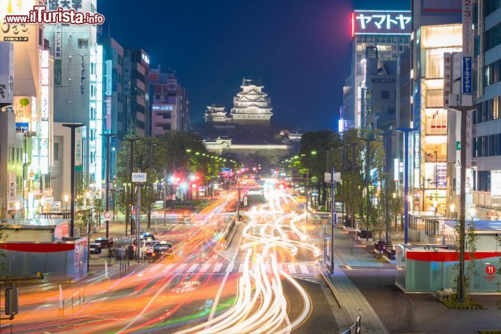 Immagine II centro di Himeji di notte, sullo sfondo il famoso castello- © skyearth / Shutterstock.com