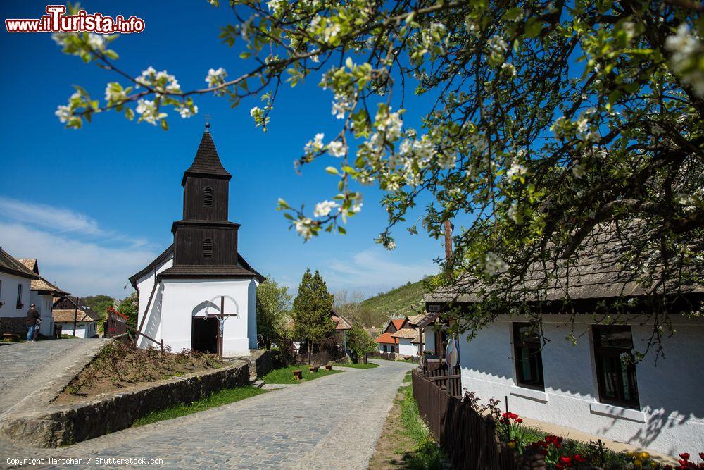 Immagine Holloko, villaggio patrimonio Unesco in Ungheria. La struttura medievale del paese si è conservata intatta: le abitazioni contadine sono bianche con il tetto sporgente e il porticato in legno decorato con intagli - © Martchan / Shutterstock.com