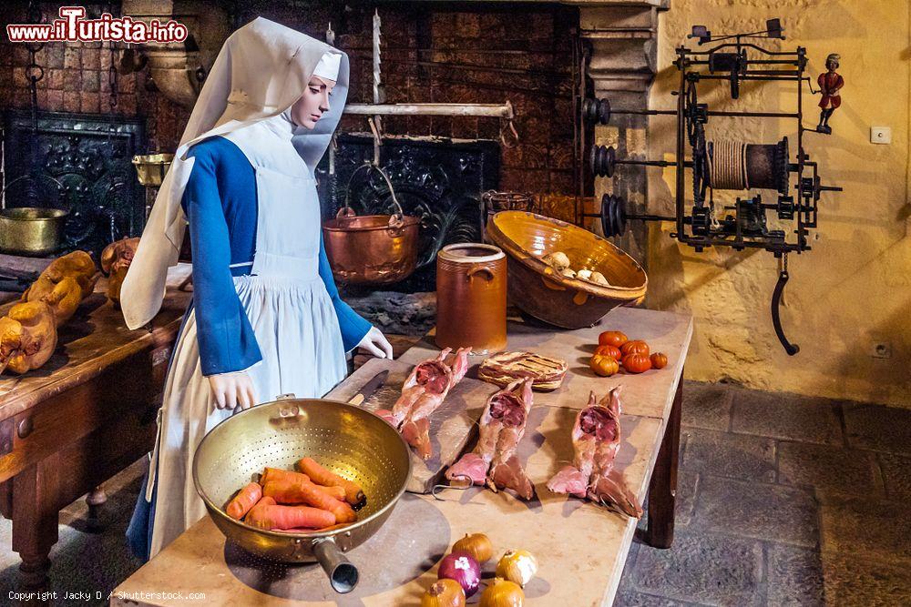 Immagine Hospices de Beaune, Francia: la statua in cera di una religiosa intenta a preparare i pasti per i malati - © Jacky D / Shutterstock.com