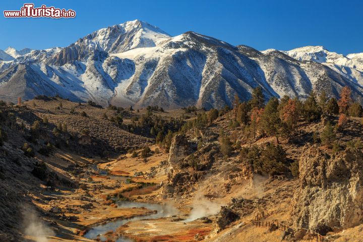 Immagine Hot Creek e Mammoth Mountains fanno parte del supervulcano della Long Valley Caldera in California - © Johnny Adolphson / Shutterstock.com