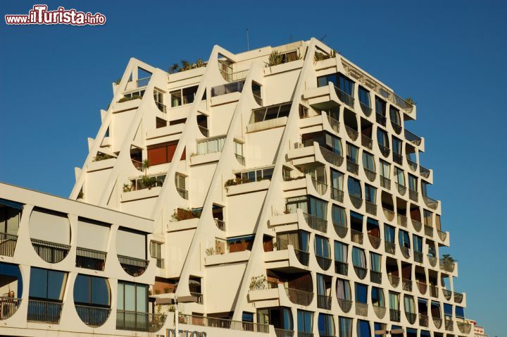 Immagine Situata in Linguadoca-Rossiglione La Grande Motte è famosa per i suoi hotel piramidali - © Philip Lange / Shutterstock.com