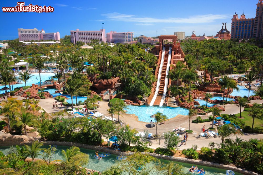 Immagine L'Hotel Atlantis a Paradise Island, Nassau, arcipelago delle Bahamas. E' uno dei resort di lusso delle Bahamas: oltre a piscine, campi da golf e spiagge da sogno ospita anche il parco acquatico Aquaventure che si estende per 141 acri.