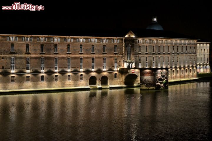 Immagine L'Hôtel-Dieu Saint-Jacques è uno dei simboli per eccellenza della città di Tolosa (Toulouse). Affacciato sulle acque della Garonne, è classificato come Monumento Storico Nazionale. Oggi è sede del centro amministrativo del Centre hospitalier universitaire de Toulouse.